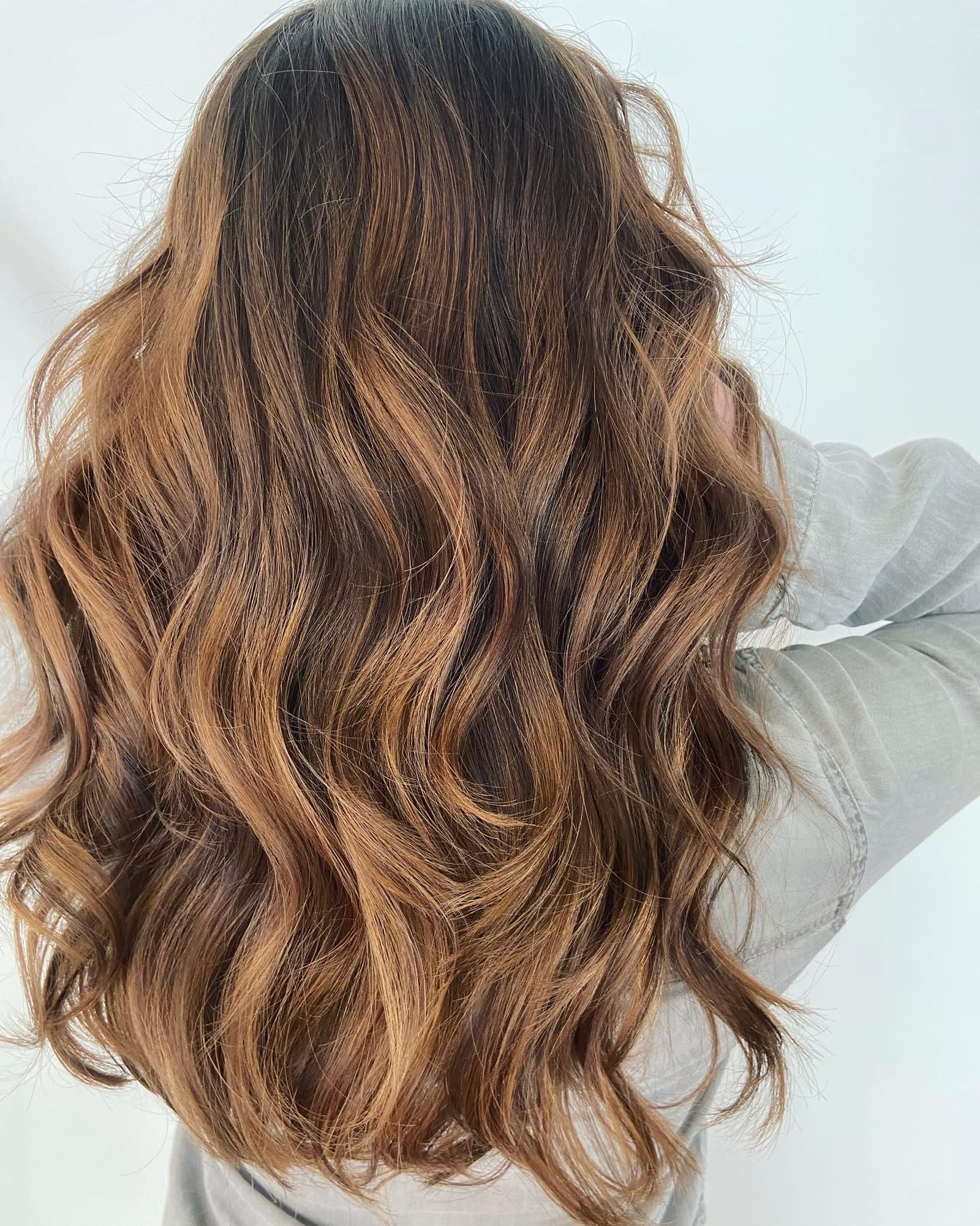 Balayage blond naturel réalisé au salon Aydo, vue de dos