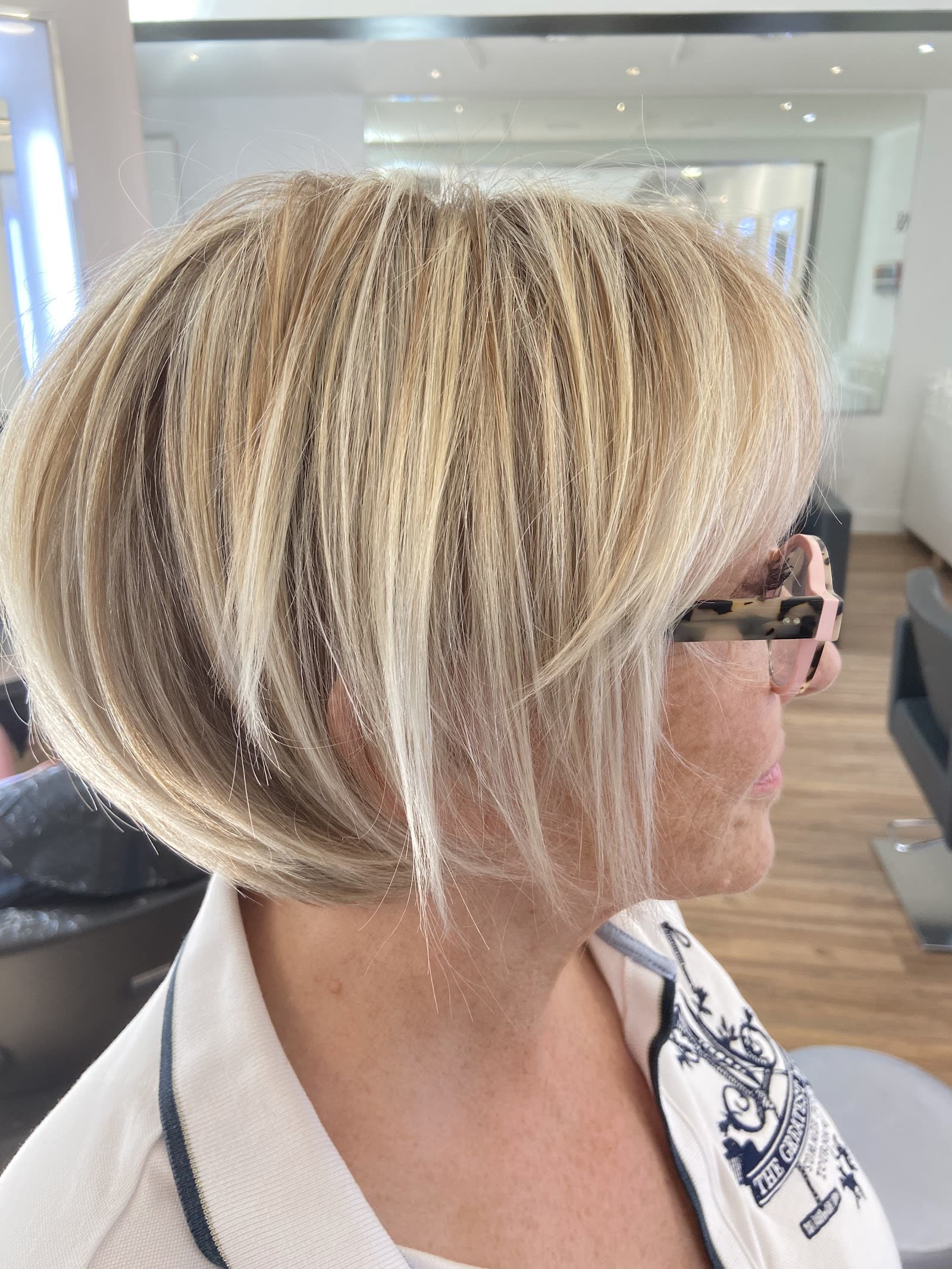 Carré blond réalisé au salon Aydo, vue de profil