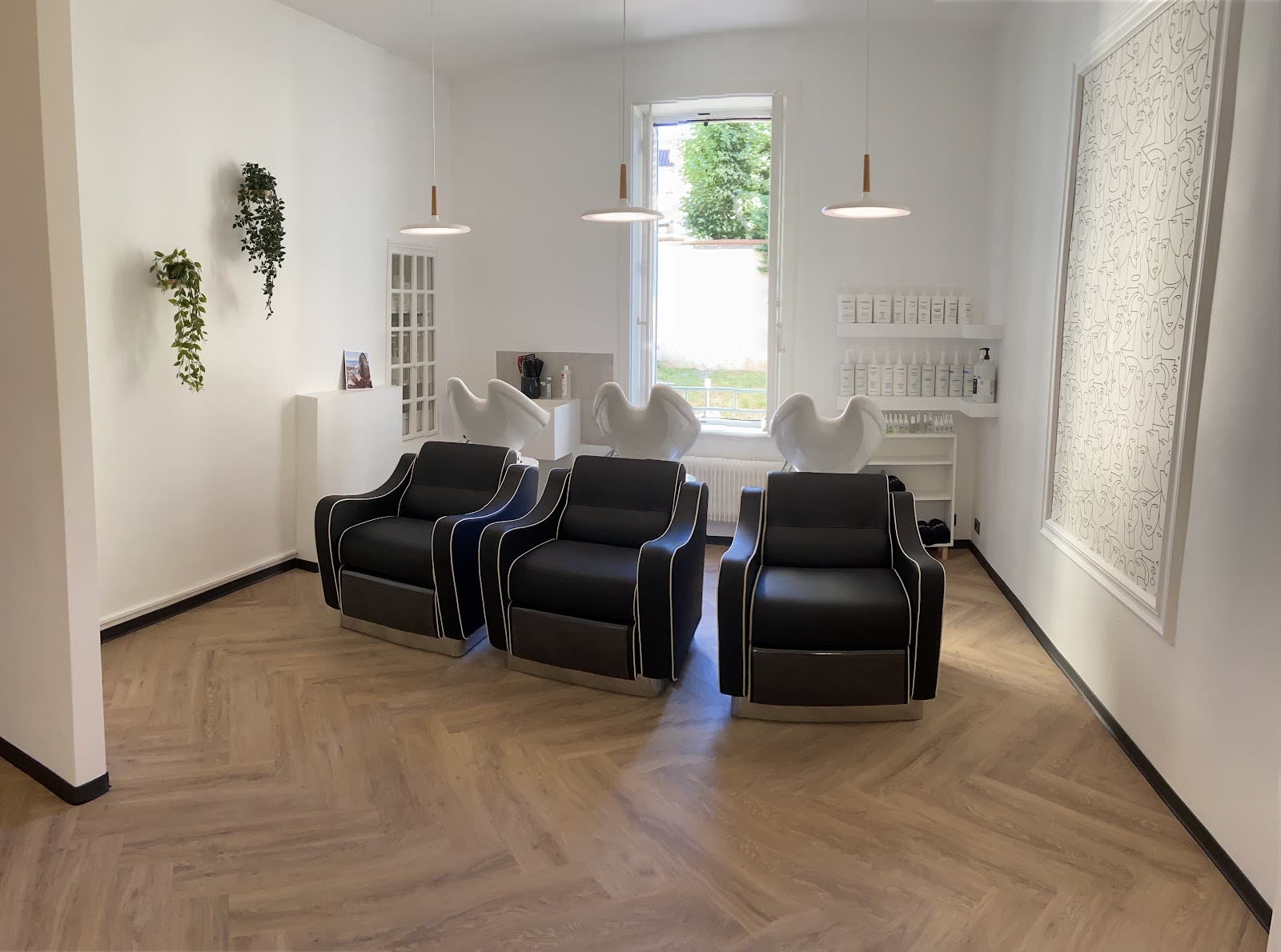 Bacs de lavage du salon Aydo sur parquet en chevrons