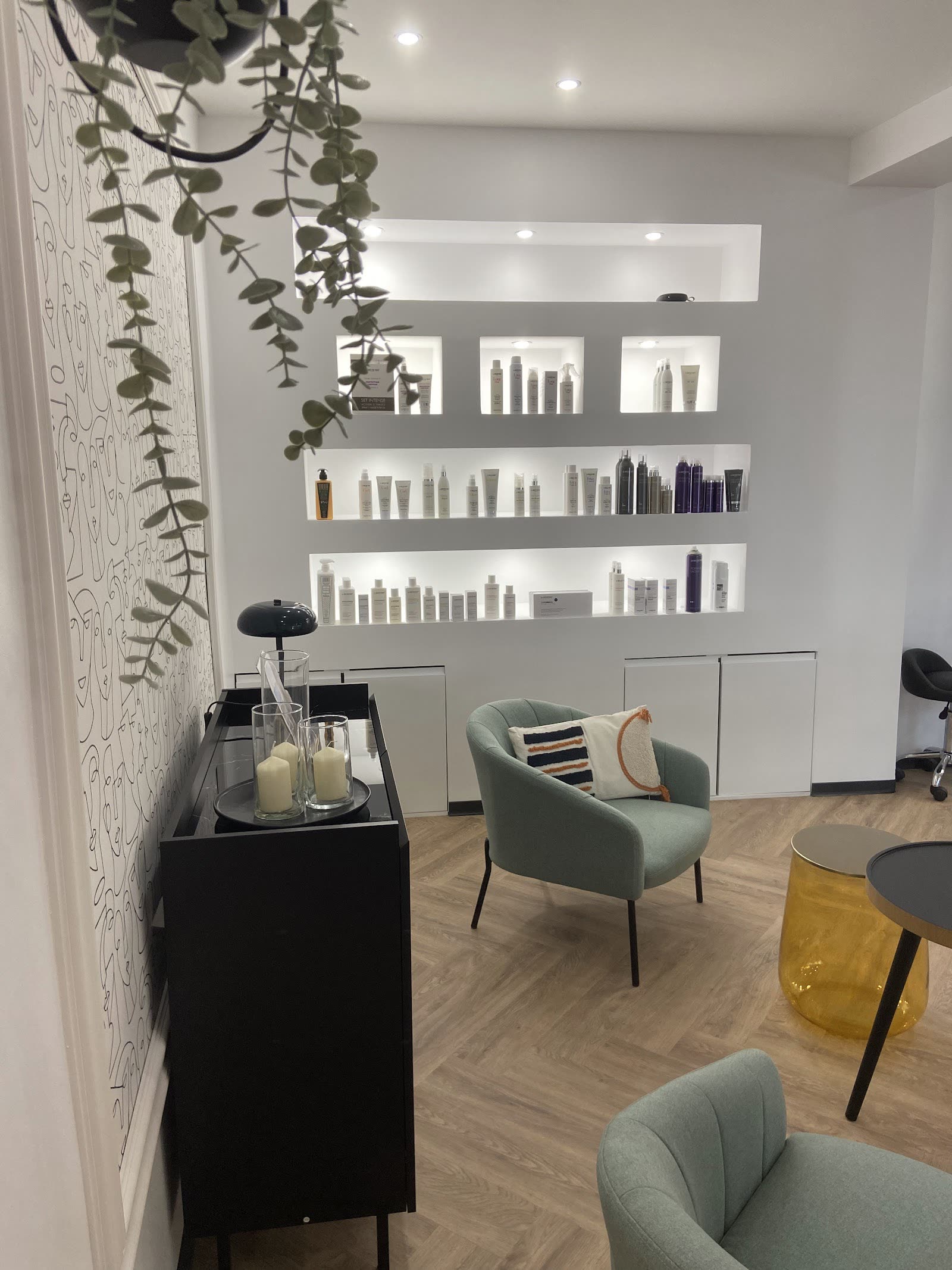Coin cosy du salon Aydo avec plantes et fauteuils