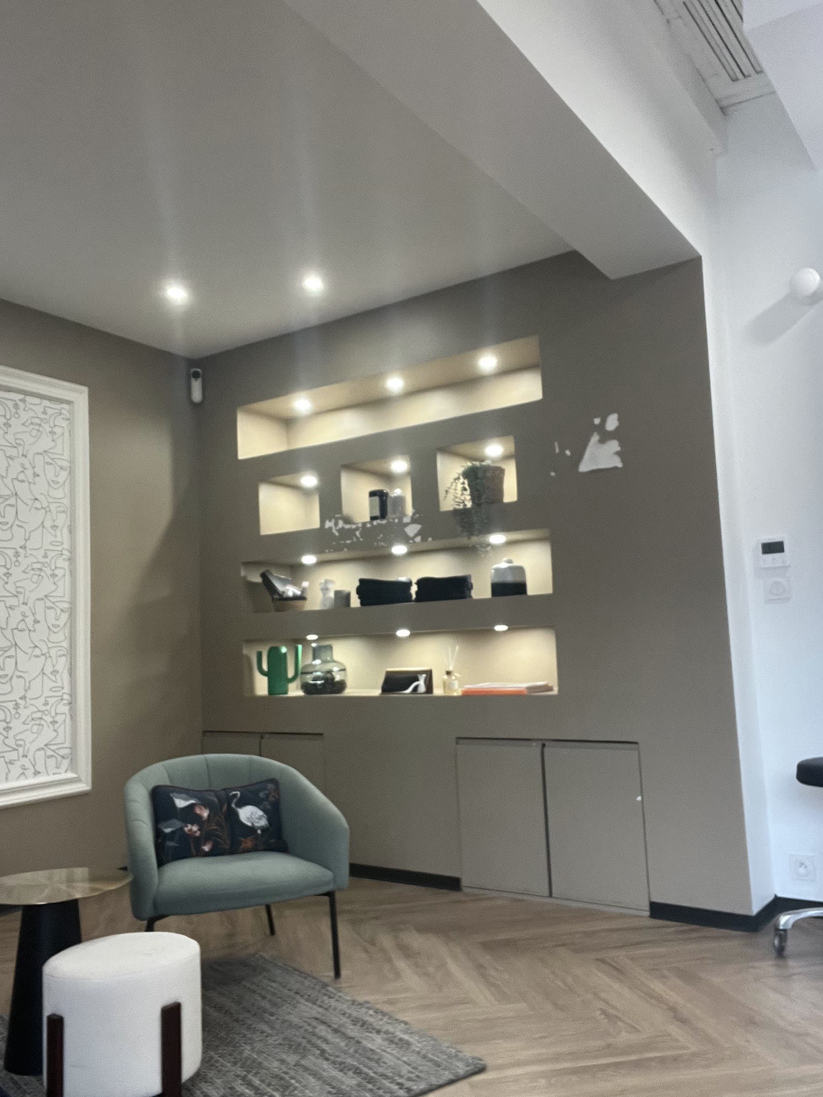 Étagères et espace détente du salon Aydo