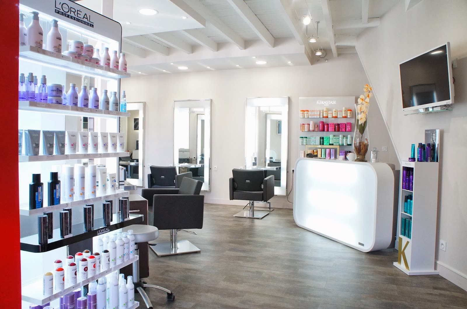 Intérieur du salon Aydo avec les produits L'Oréal Professionnel et Kérastase