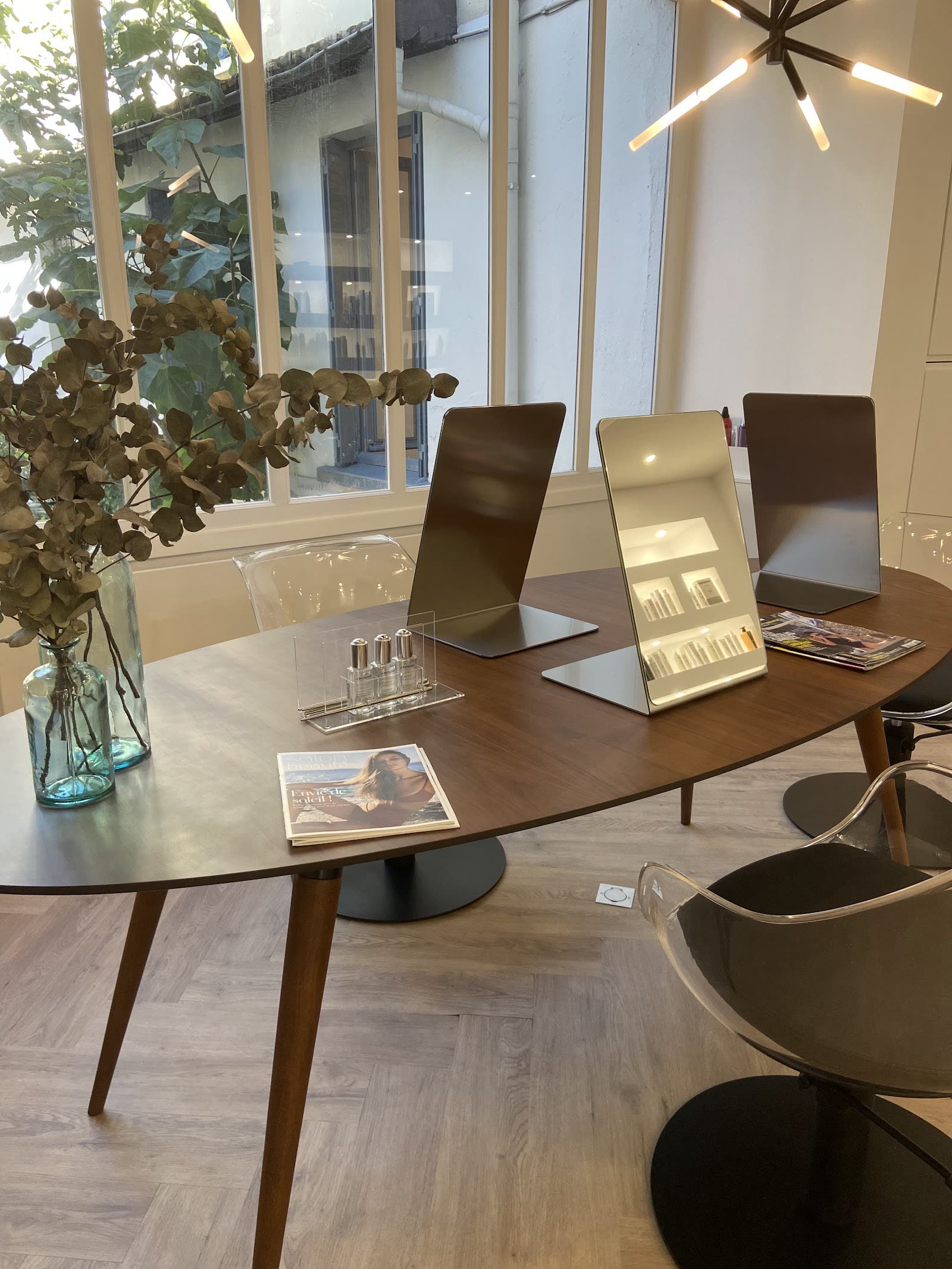 Table de coiffage et miroirs du salon Aydo